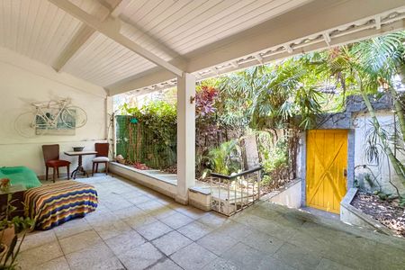 Casa à venda com 669m², 2 quartos e 3 vagasEntrada