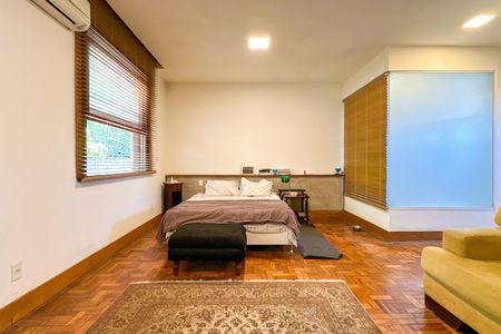 Casa à venda com 669m², 2 quartos e 3 vagasSuíte