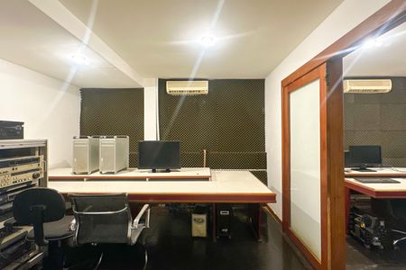 Casa à venda com 669m², 2 quartos e 3 vagasProdutora