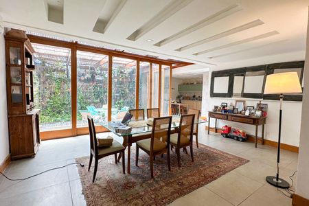 Casa à venda com 669m², 2 quartos e 3 vagasSala