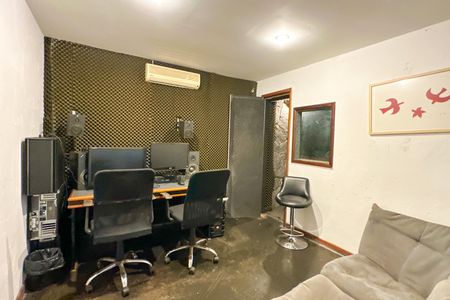 Casa à venda com 669m², 2 quartos e 3 vagasProdutora