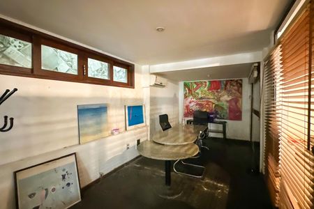 Casa à venda com 669m², 2 quartos e 3 vagasProdutora