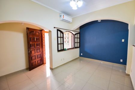 Casa de condomínio à venda com 160m², 3 quartos e sem vaga Casa de condomínio à venda com 160m², 3 quartos e sem vagaSala