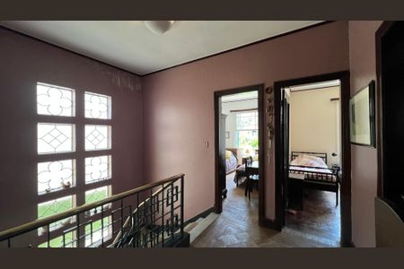 Casa à venda com 290m², 4 quartos e 3 vagasEscada