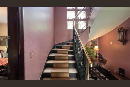 Casa à venda com 290m², 4 quartos e 3 vagasEscada