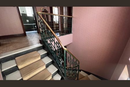 Casa à venda com 290m², 4 quartos e 3 vagasEscada