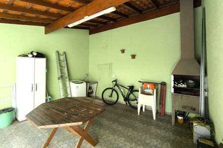 Casa à venda com 99m², 2 quartos e 2 vagasQuintal com Área de Serviço e Churrasqueira