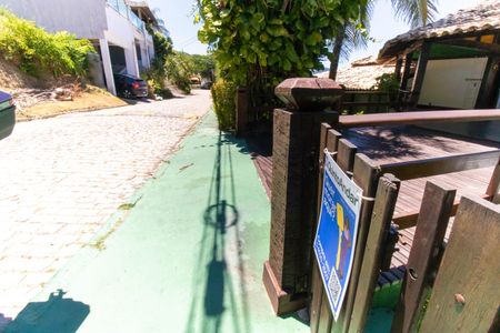 Casa de condomínio à venda com 550m², 4 quartos e 4 vagas Casa de condomínio à venda com 550m², 4 quartos e 4 vagasPlaquinha