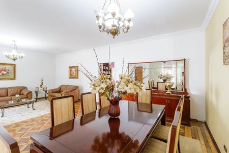 Casa à venda com 405m², 4 quartos e 7 vagasSala