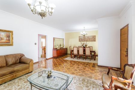 Casa à venda com 405m², 4 quartos e 7 vagasSala