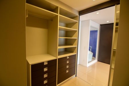 Apartamento à venda com 442m², 4 quartos e 6 vagasCloset da Suíte 4