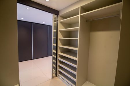 Apartamento à venda com 442m², 4 quartos e 6 vagasCloset da Suíte 4