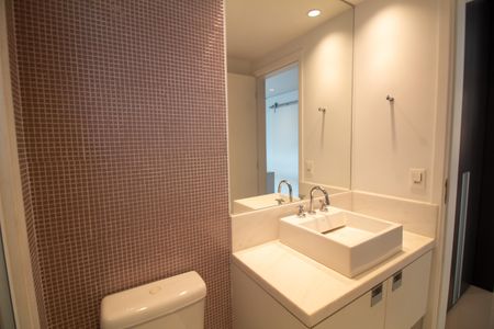 Apartamento à venda com 442m², 4 quartos e 6 vagasBanheiro da Suíte 2