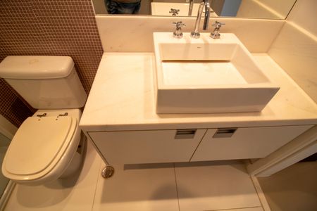 Apartamento à venda com 442m², 4 quartos e 6 vagasBanheiro da Suíte 2