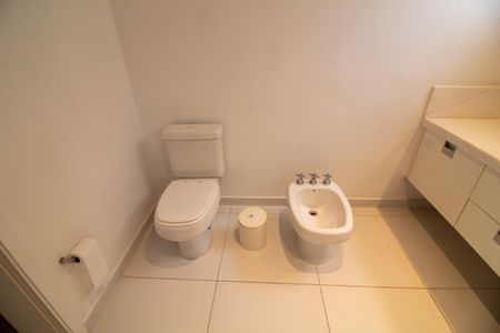 Apartamento à venda com 442m², 4 quartos e 6 vagasBanheiro da Suíte 4