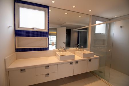 Apartamento à venda com 442m², 4 quartos e 6 vagasBanheiro da Suíte 4