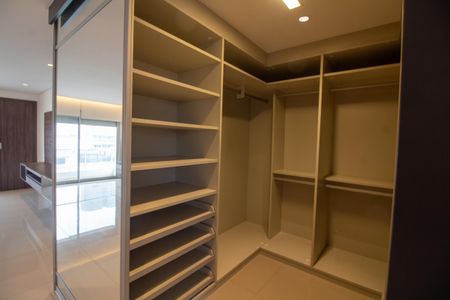 Apartamento à venda com 442m², 4 quartos e 6 vagasCloset da Suíte 4