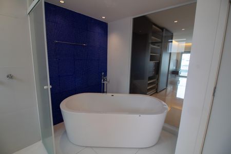 Apartamento à venda com 442m², 4 quartos e 6 vagasBanheiro da Suíte 4