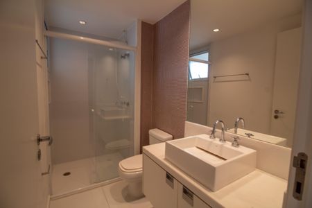 Apartamento à venda com 442m², 4 quartos e 6 vagasBanheiro da Suíte 2