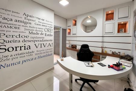 Casa de condomínio à venda com 250m², 3 quartos e 4 vagasEscritório