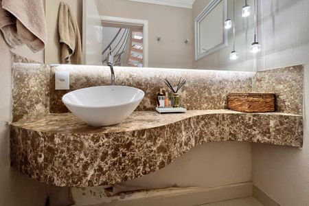 Casa de condomínio à venda com 250m², 3 quartos e 4 vagasLavabo