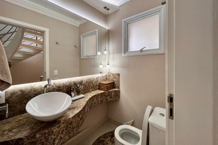 Casa de condomínio à venda com 250m², 3 quartos e 4 vagasLavabo