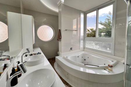 Casa de condomínio à venda com 250m², 3 quartos e 4 vagasBanheiro Suíte