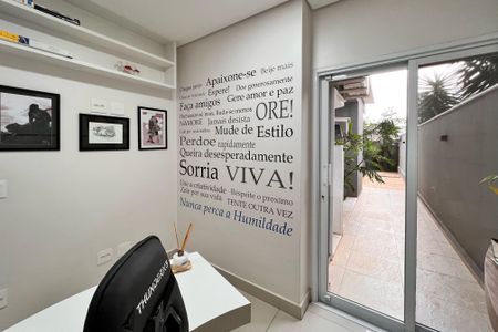 Casa de condomínio à venda com 250m², 3 quartos e 4 vagasEscritório