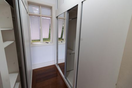 Casa de condomínio para alugar com 750m², 4 quartos e 4 vagasCLOSET