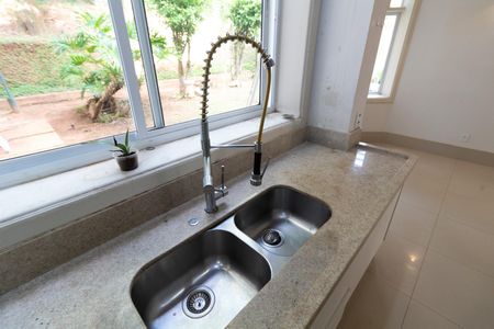 Casa de condomínio para alugar com 750m², 4 quartos e 4 vagasCOZINHA