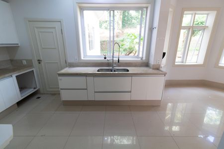 Casa de condomínio para alugar com 750m², 4 quartos e 4 vagasCOZINHA