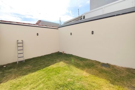 Casa à venda com 120m², 3 quartos e 2 vagasQuintal - Fundos