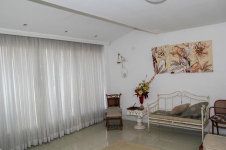 Casa à venda com 250m², 4 quartos e 3 vagas Casa à venda com 250m², 4 quartos e 3 vagasSala