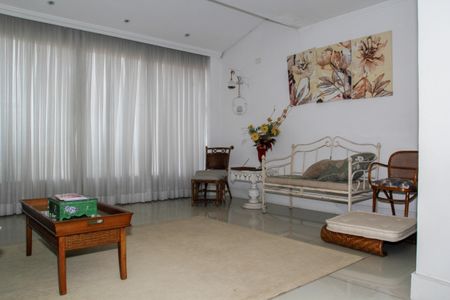 Casa à venda com 250m², 4 quartos e 3 vagas Casa à venda com 250m², 4 quartos e 3 vagasSala