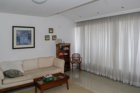 Casa à venda com 250m², 4 quartos e 3 vagas Casa à venda com 250m², 4 quartos e 3 vagasSala