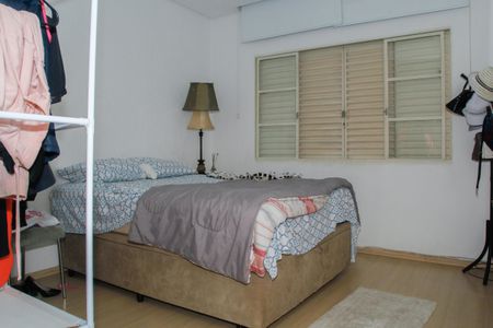 Casa à venda com 250m², 4 quartos e 3 vagas Casa à venda com 250m², 4 quartos e 3 vagasQuarto 1