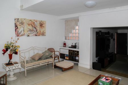 Casa à venda com 250m², 4 quartos e 3 vagas Casa à venda com 250m², 4 quartos e 3 vagasSala