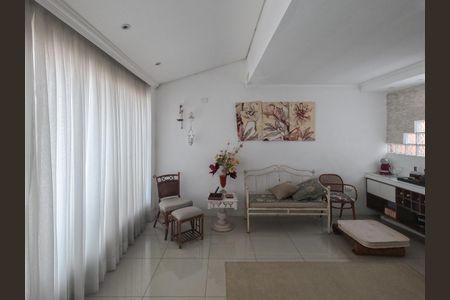 Casa à venda com 250m², 4 quartos e 3 vagas Casa à venda com 250m², 4 quartos e 3 vagasSala