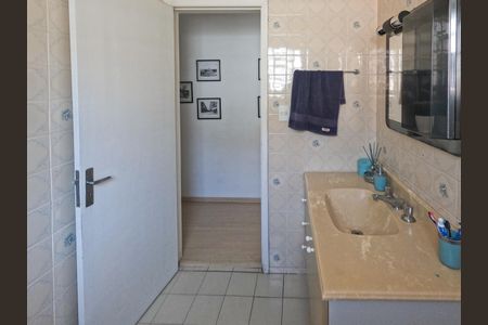 Casa à venda com 250m², 4 quartos e 3 vagas Casa à venda com 250m², 4 quartos e 3 vagasBanheiro Corredor