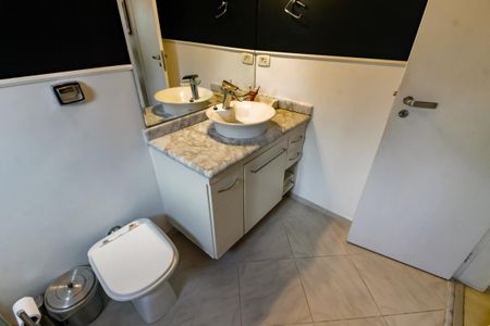 Casa à venda com 300m², 5 quartos e 4 vagasBanheiro da Suíte 4