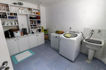 Casa à venda com 300m², 5 quartos e 4 vagasÁrea de Serviço