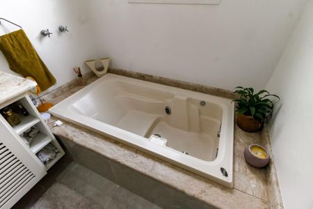 Casa à venda com 300m², 5 quartos e 4 vagasBanheiro da Suíte 2 - banheira