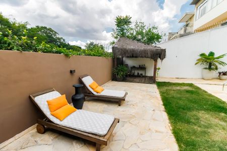 Casa à venda com 300m², 5 quartos e 4 vagasÁrea - Piscina