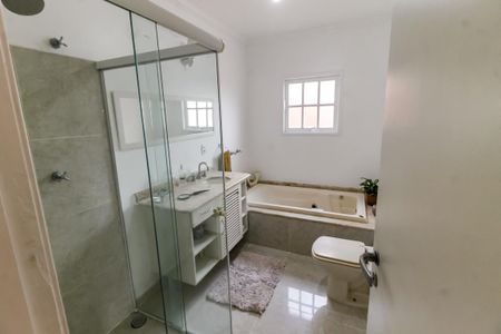 Casa à venda com 300m², 5 quartos e 4 vagasBanheiro da Suíte 2