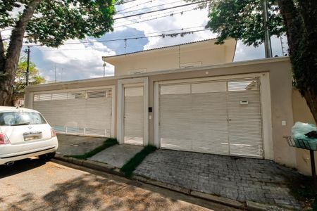 Casa à venda com 300m², 5 quartos e 4 vagasFachada e garagem