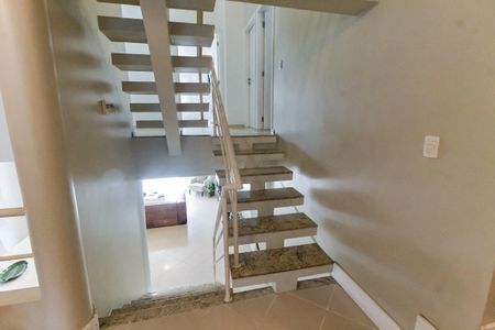 Casa à venda com 300m², 5 quartos e 4 vagasEscada acesso Suítes