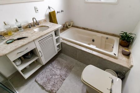 Casa à venda com 300m², 5 quartos e 4 vagasBanheiro da Suíte 2