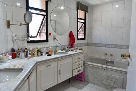 Apartamento à venda com 185m², 4 quartos e 3 vagas Apartamento à venda com 185m², 4 quartos e 3 vagasBanheiro da Suíte Master