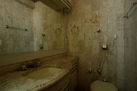 Apartamento à venda com 180m², 3 quartos e 2 vagasQuarto 1 - banheiro