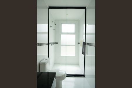 Casa de condomínio à venda com 335m², 3 quartos e 4 vagasBanheiro do Quarto 3